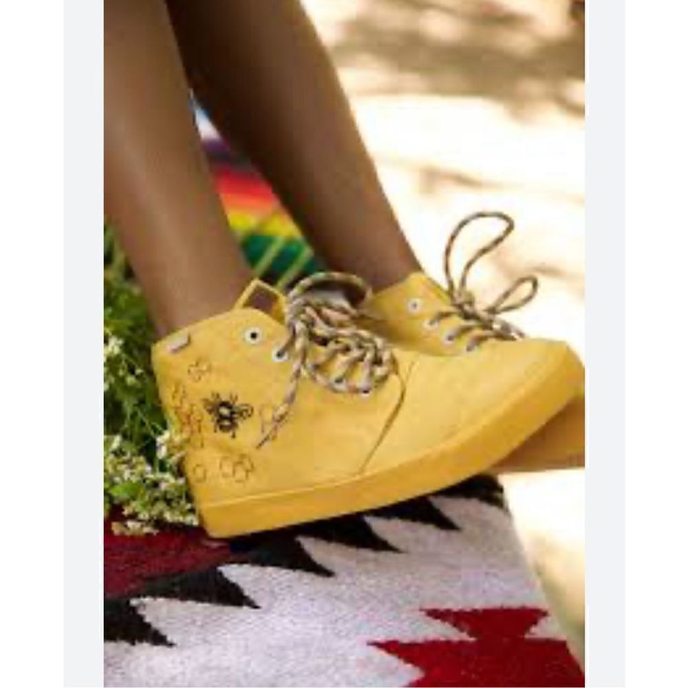 Bangs! Bangs honey bee-honeycomb floral hive
Unisex men size 7 women size 8.5